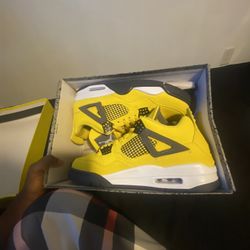 lightning jordan 4s brand new comes with laces and all 
