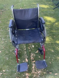 Adult Wheel Chair With Footrest In Good Cond Ready to Use