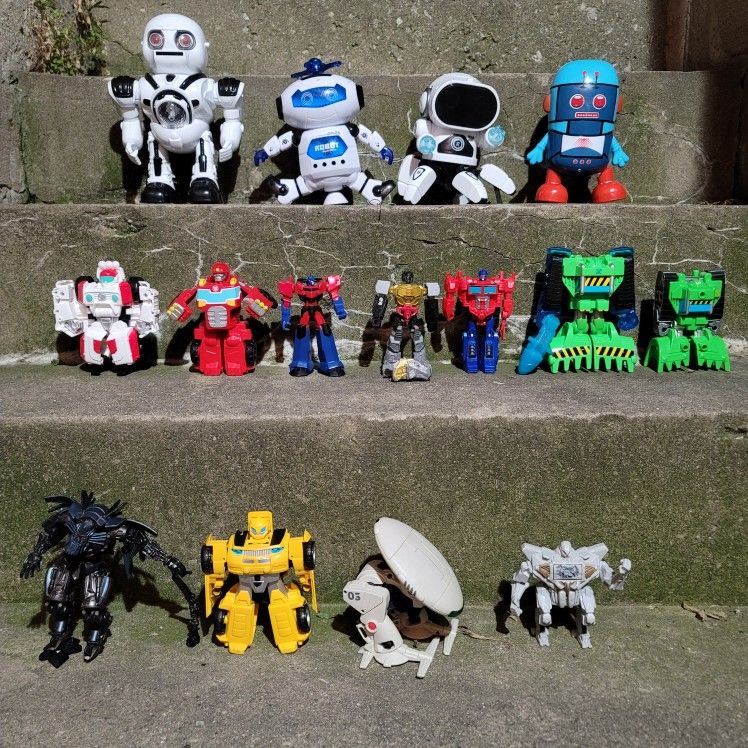 ALMOST 20 ROBOTS IN DISGUISE - TRANSFORMERS