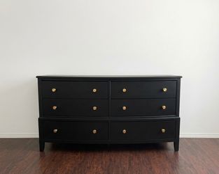 6 drawers  Black dresser  in excellent  condition  delivery  also available