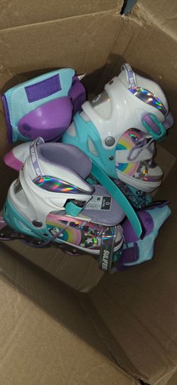 Girls rollerblades and knee pads