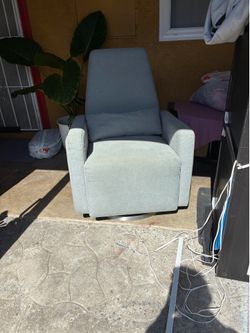 BEAUTIFUL ROCKING CHAIR GOOD CONDITION