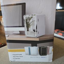 Personal Chiller Mini Fridge With LIGHTED Mirror 
