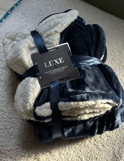 NEW Navy Blue Luxe Plush Velvet Sherpa 59X60 Throw. SALE Only $25 🎉