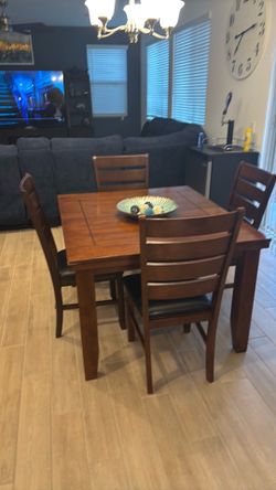 Beautiful kitchen table good condition