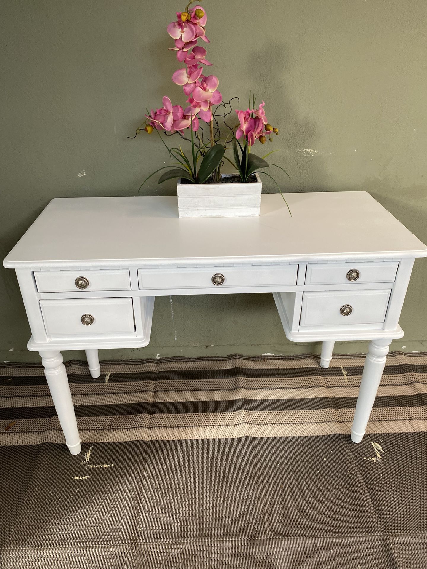 Whilte Vanity Just Painted With 5 Drawers