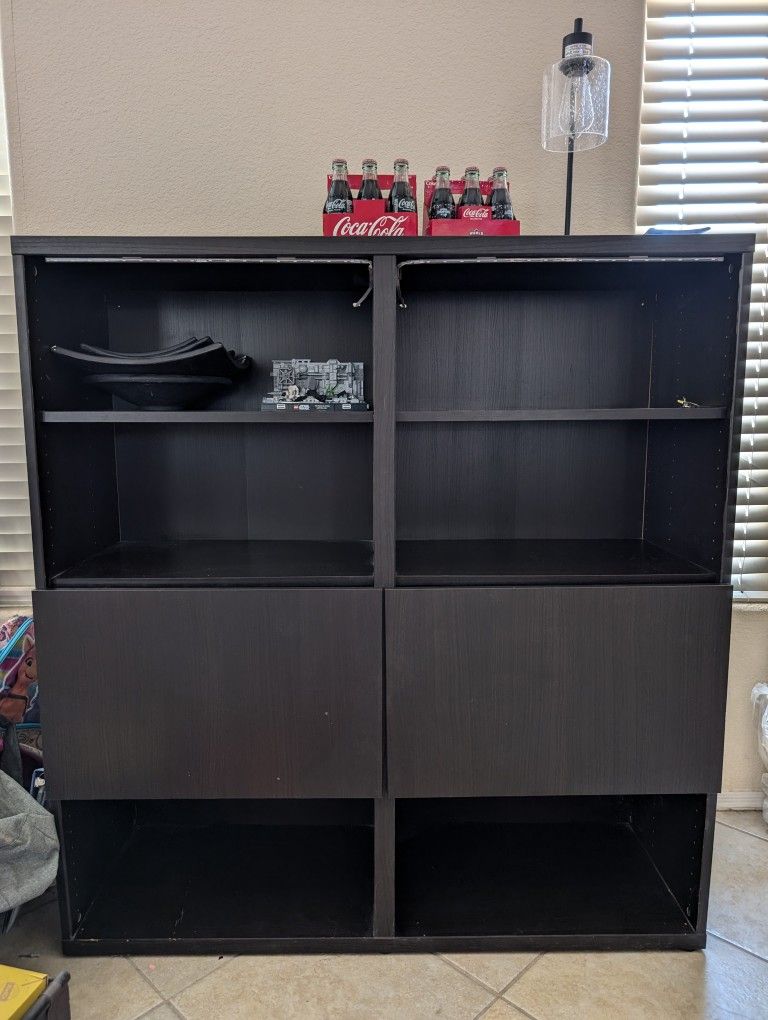 Display Shelf With 2 Cabinets And Lighting