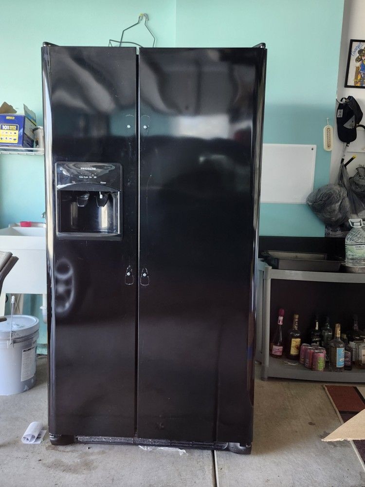 Fridgedaire Side-by-side Refrigerator