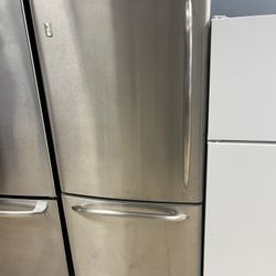 Ge  Stainless  Steel  Fridge With Freezer On Bottom 