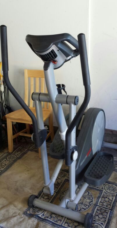 Healthrider H300 Elliptical with Digital Screen Display Excellent Condition for Sale in Sacramento CA OfferUp