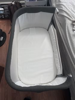 Baby bedside bassinet 