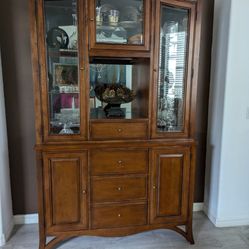 Antique Glass Cabinet - Attention You who like good pieces, good quality furniture. In wood, faceted crystal glass. Mirror in the background, 