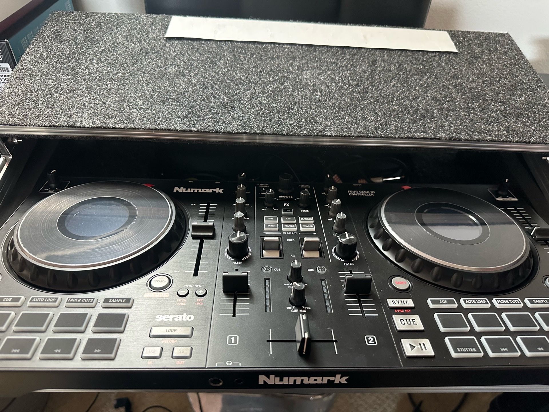 Numark Mixtrack platinum FX 2- channel dj controller