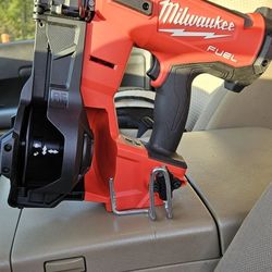 Milwaukee
M18 FUEL 18-Volt Lithium-Ion Brushless Cordless Coil Roofing Nailer 