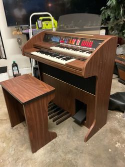 Electric Organ with Bench and Foot Pedals Lowrey explorer delivery available