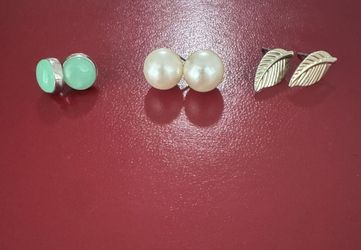 Lot of 3 vintage silver studs earrings golden leaf, faux pearl, green emerald  No backs  In great condition