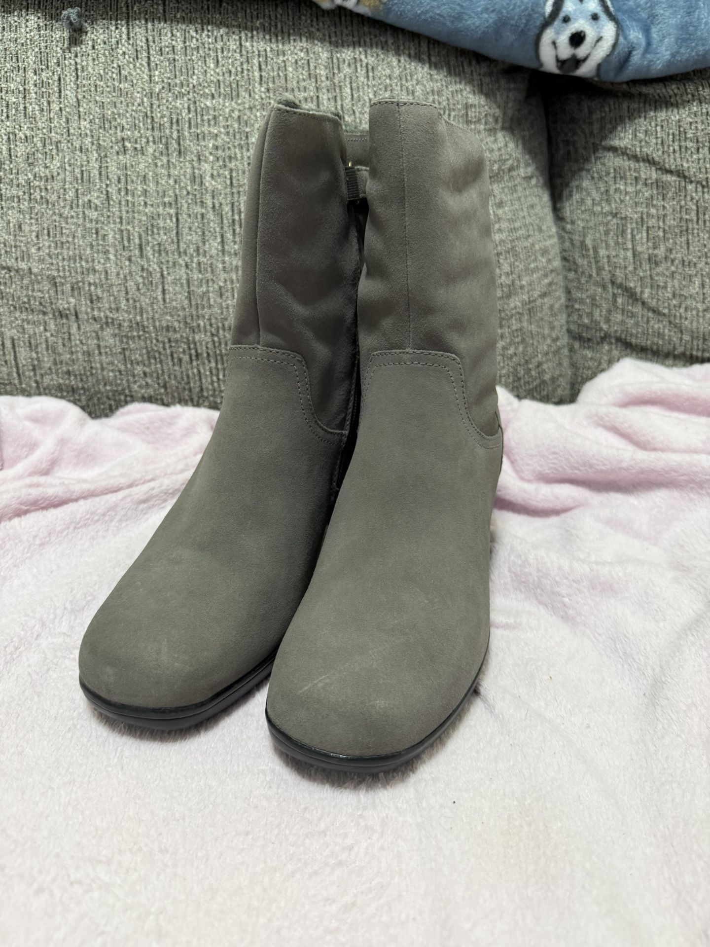 Brand new Clarks Women's Sz 10 Wide Shoes Gray Suede Fur Lined Comfort Fashion Ankle Boots