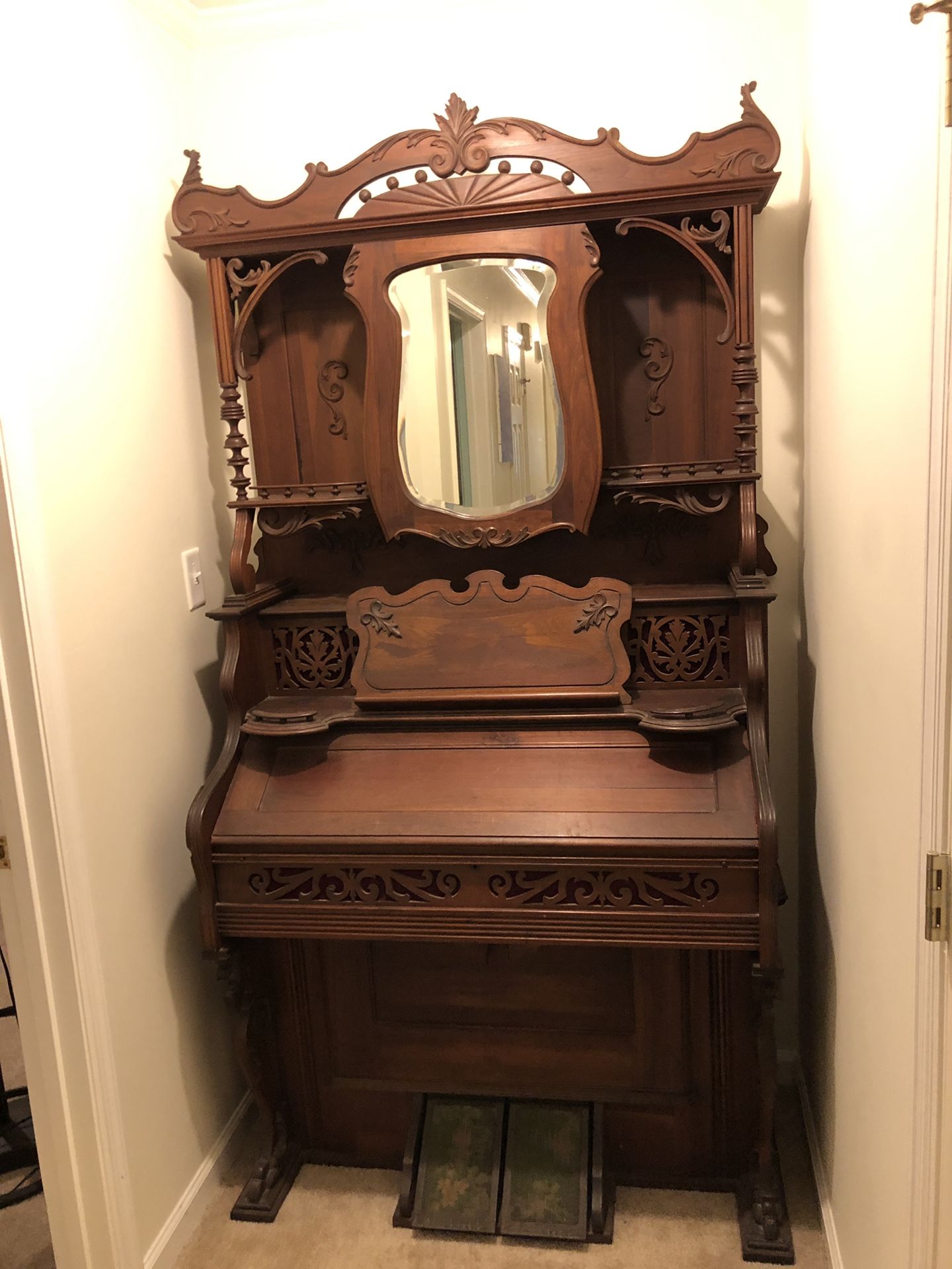 Antique pump organ