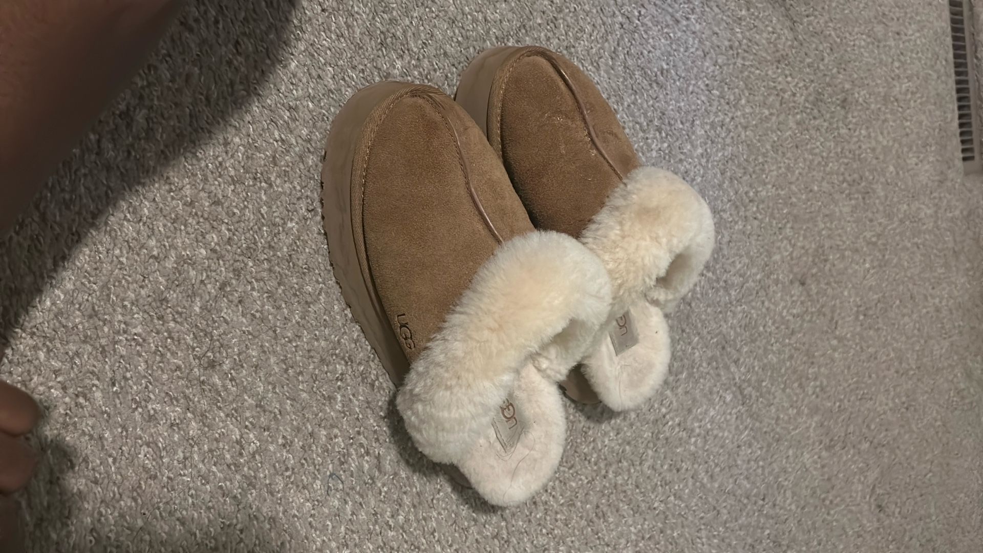 uggs women disquette slippers ! ☃️