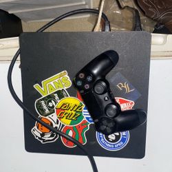 PS4 Comes With Cords And Controller 