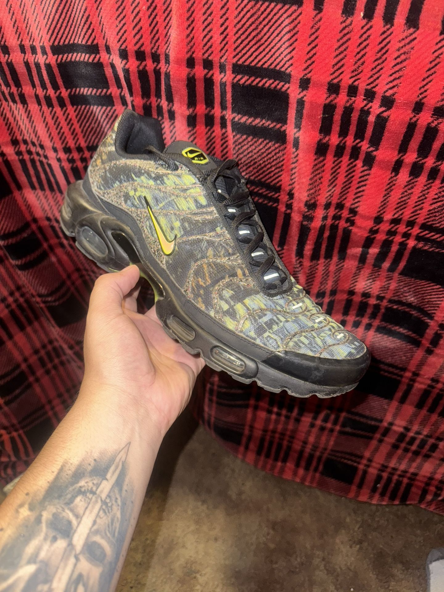 Nike air max plus (sustainable black volt)