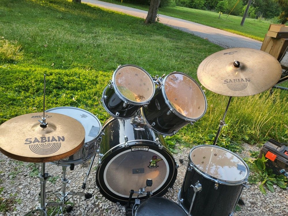 5 piece mapex drum set with sabian cymbals 20" rock ride 14" B8 pro Rock hi hats
