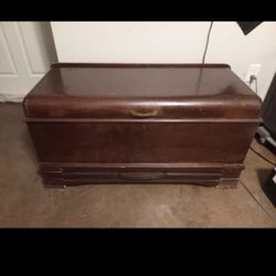 Large Aromatic Cedar Blanket Chest  - Vintage 