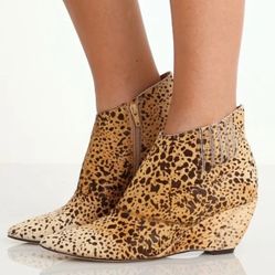 Matisse cowhide leather fur zip up ankle booties cheetah print animal style women’s Sz 9.5 wedges  Made in Brazil