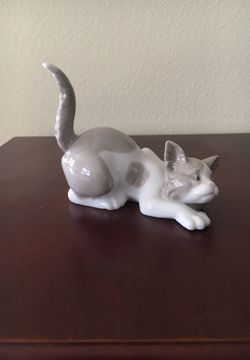Lladro: attentive cat