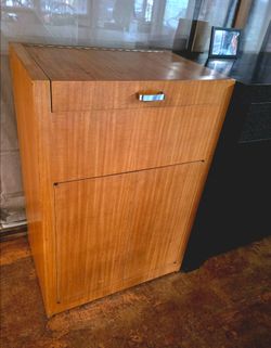 Beautiful wooden record player cabinet / turntable stand with a warm natural wood finish and mid-century modern-inspired styling.
Designed with a lif