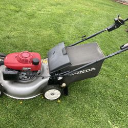 Honda HRR 216 Self Propelled Lawn Mower 