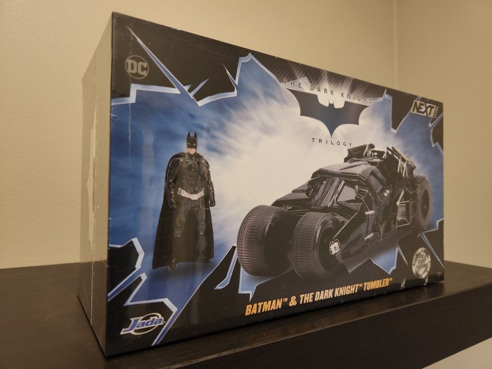 Chrome Batmobile with Batman Diecast Figurine Animated Series DC Comics  2019 San Diego Comic Con Exclusive Limited Edition 1/24 Diecast Model Car  by Jada 