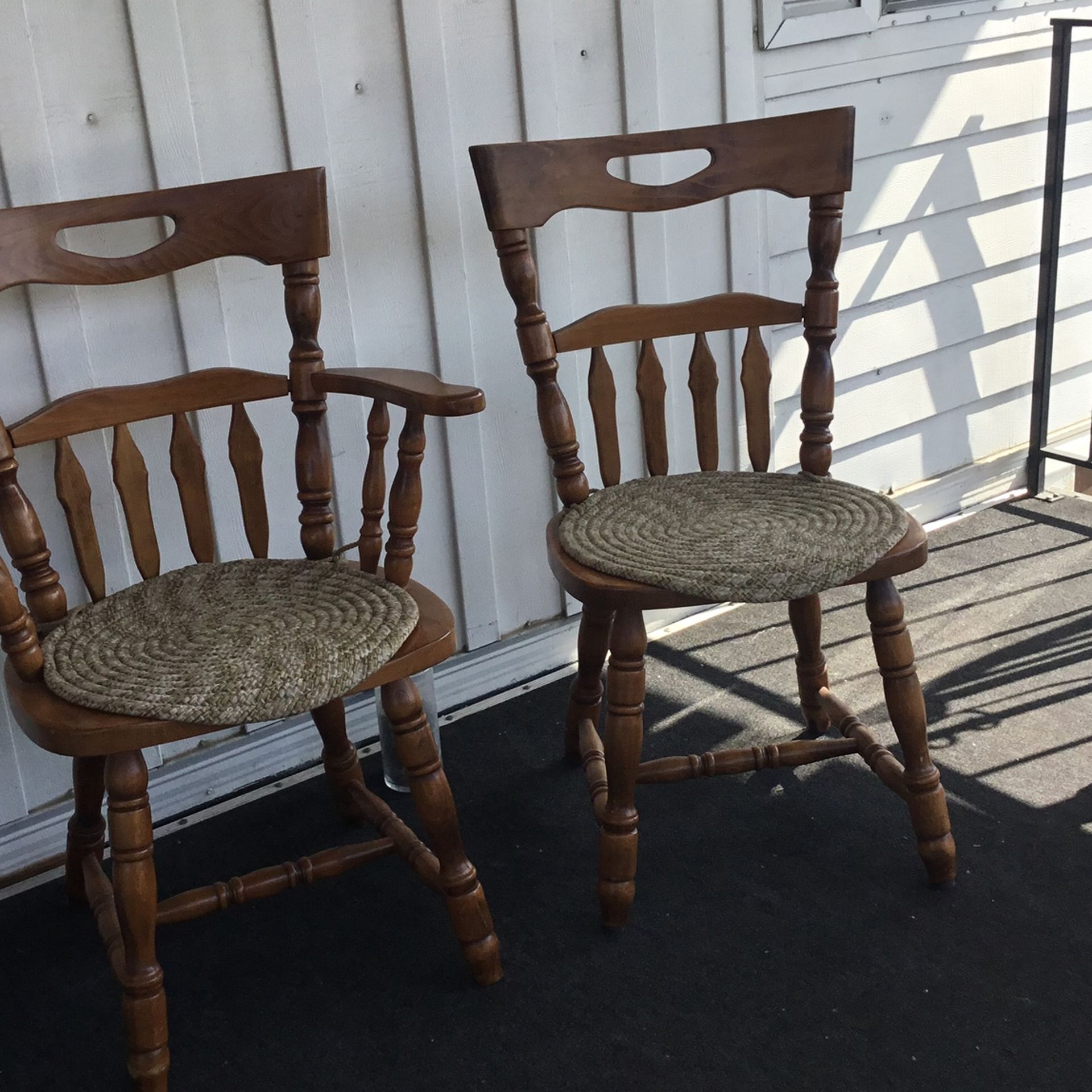 2 Beautiful Vintages Chairs