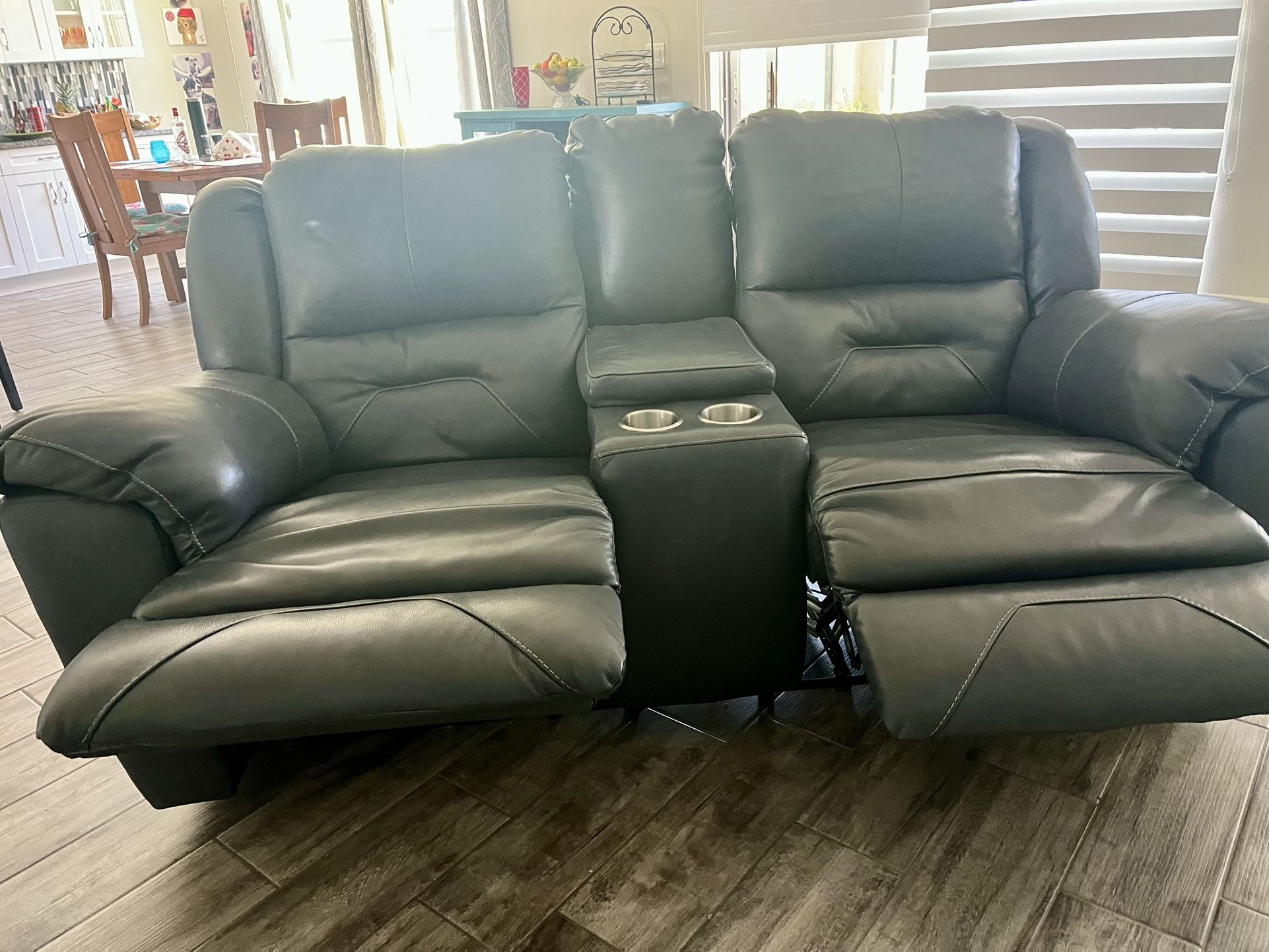 SOUTHERN MOTION leather Loveseat With Console Hospitality store Plant city power &mobile charger
