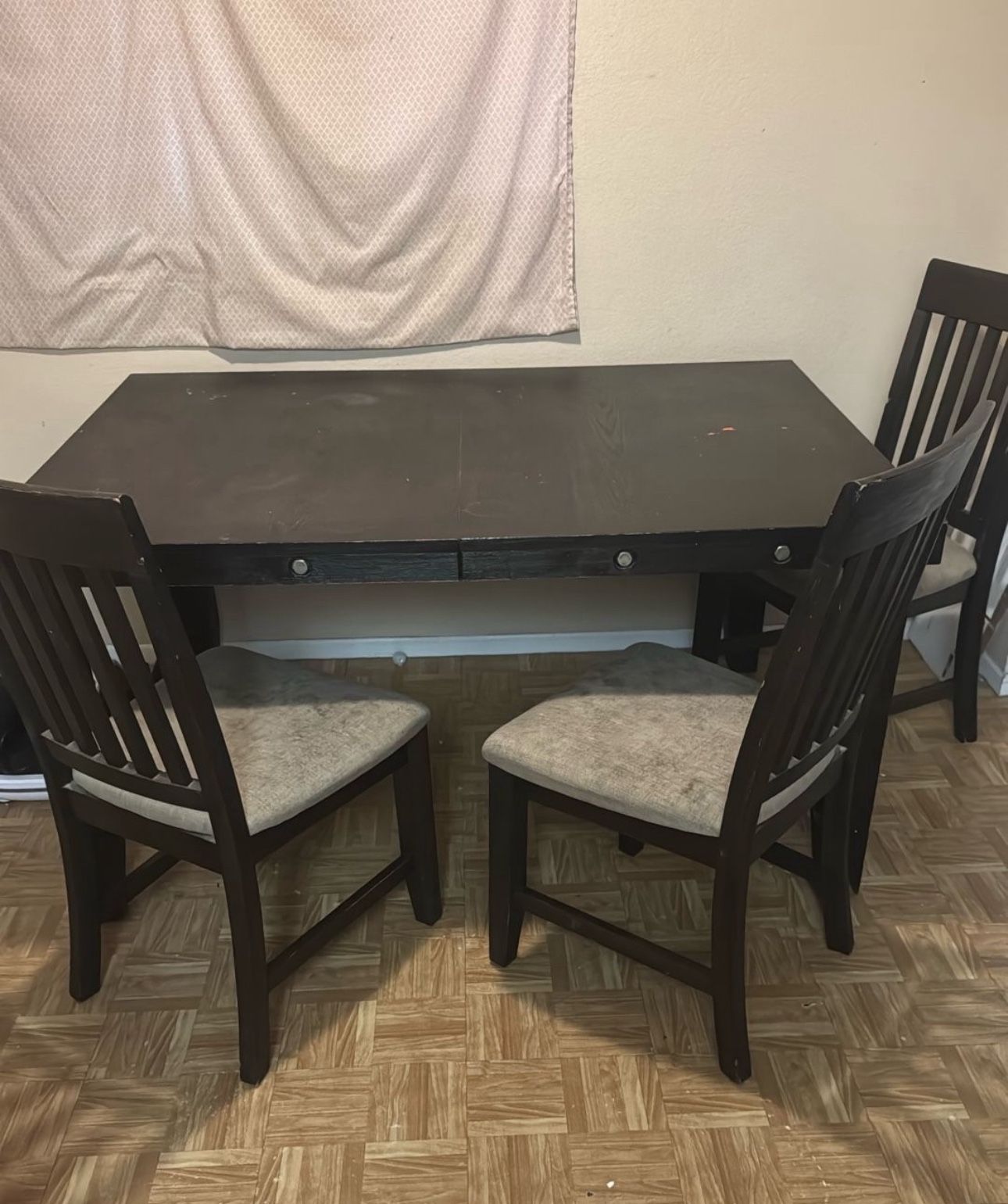 Table With 4 Chairs/ Has An Insert To Extend The Table