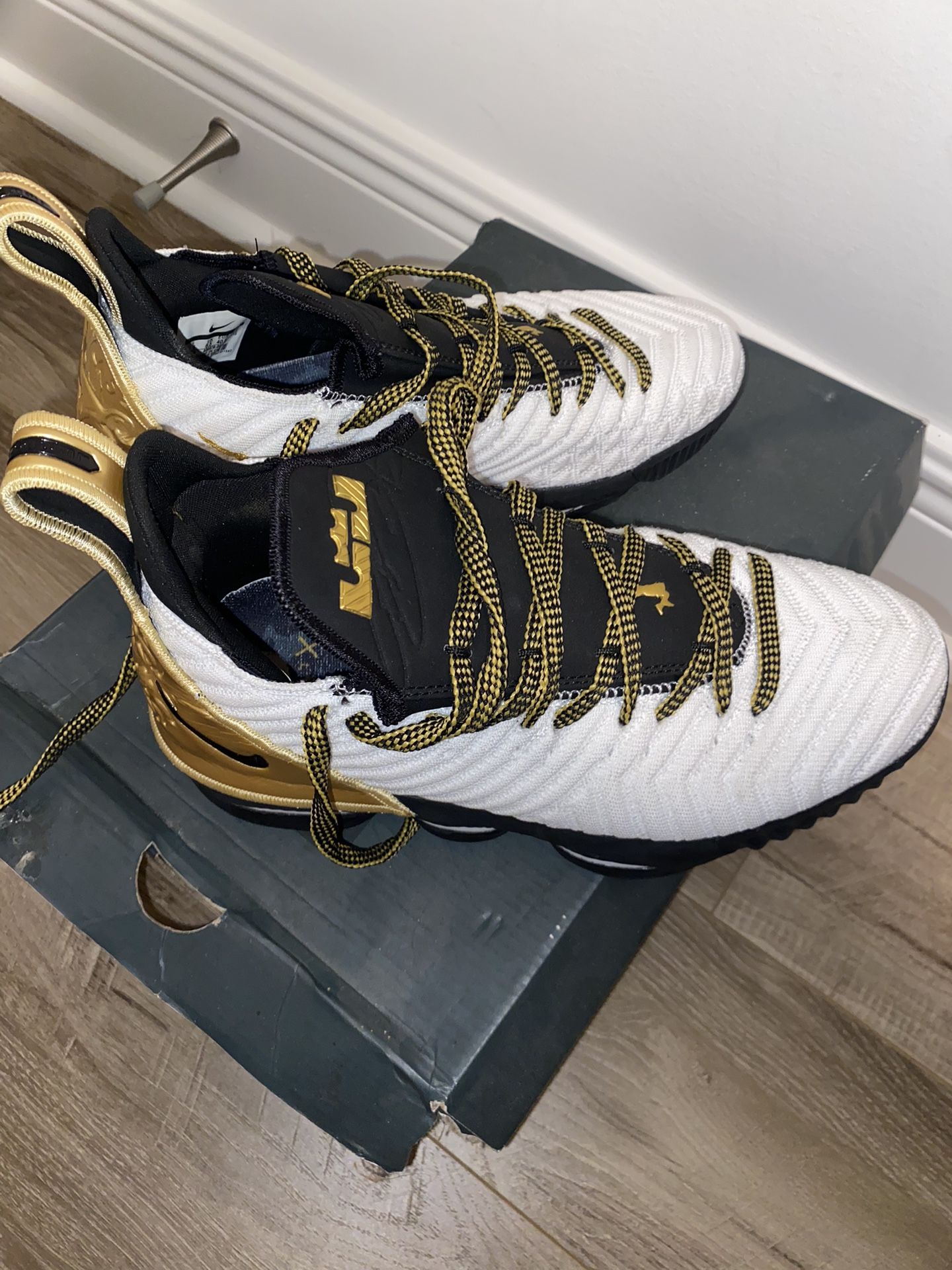 Lebron 16 PE Sz 7.5