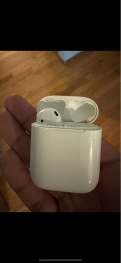 Apple AirPods with Charging Case missing one