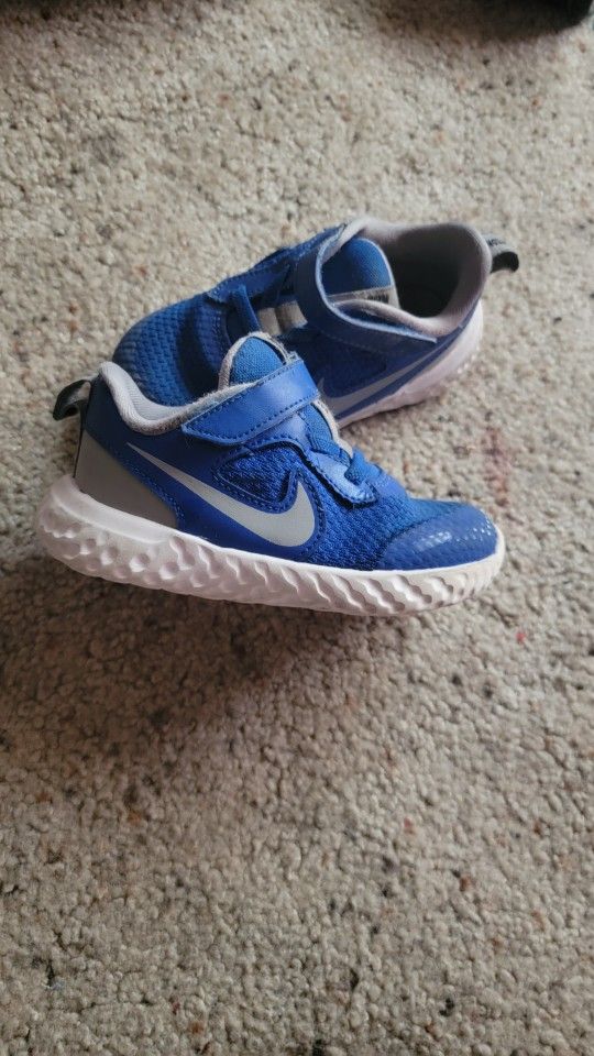 Kids Nike Revolution Size 7.5 Shoes