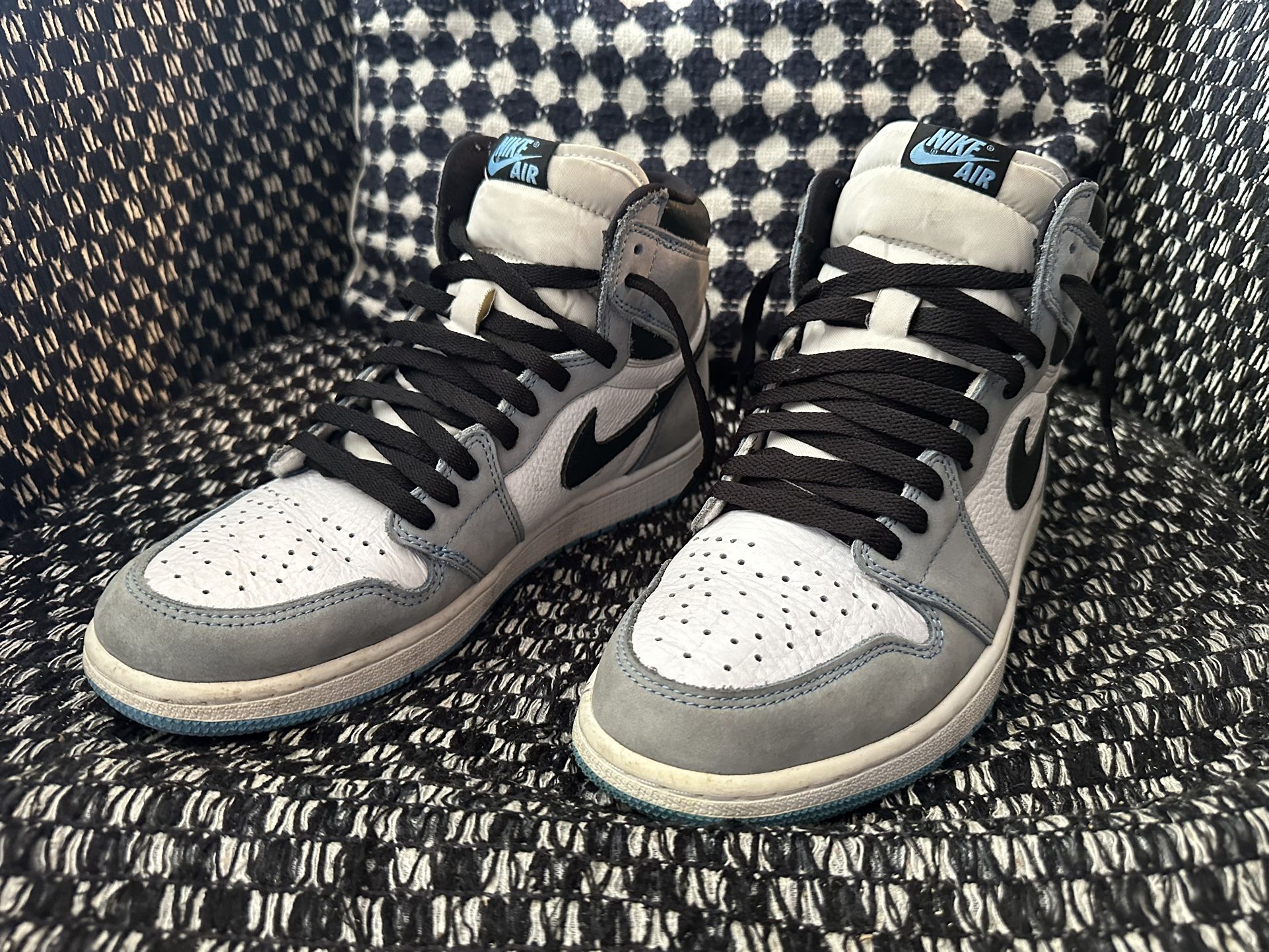 Size 9.5M University Blue Jordan 1 (Beaters)