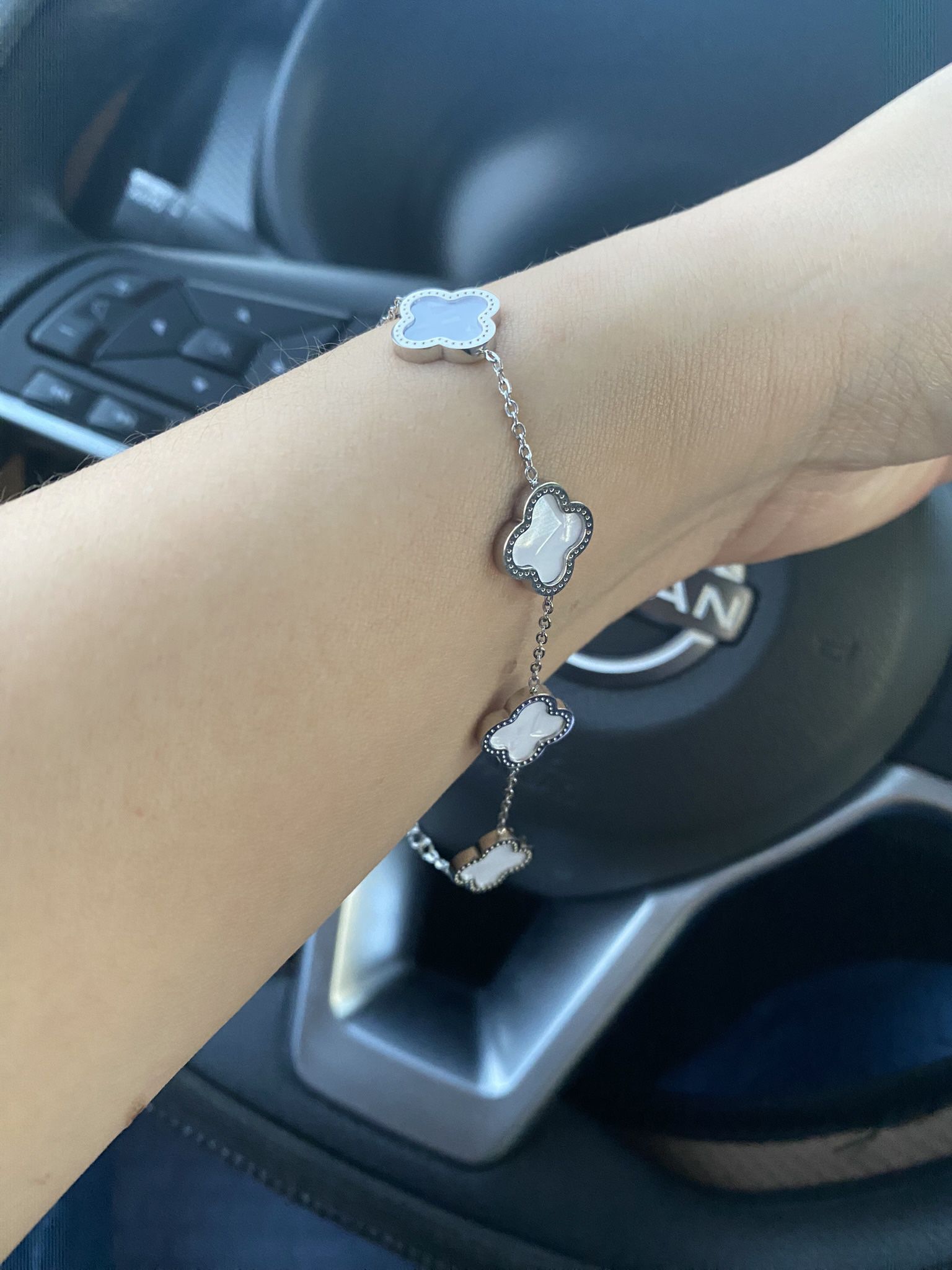 Four leaf clover bracelet silver color (white） 
