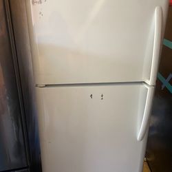 Top Freezer Refrigerator Good Condition 3 Months Warranty Delivery Aviable 
