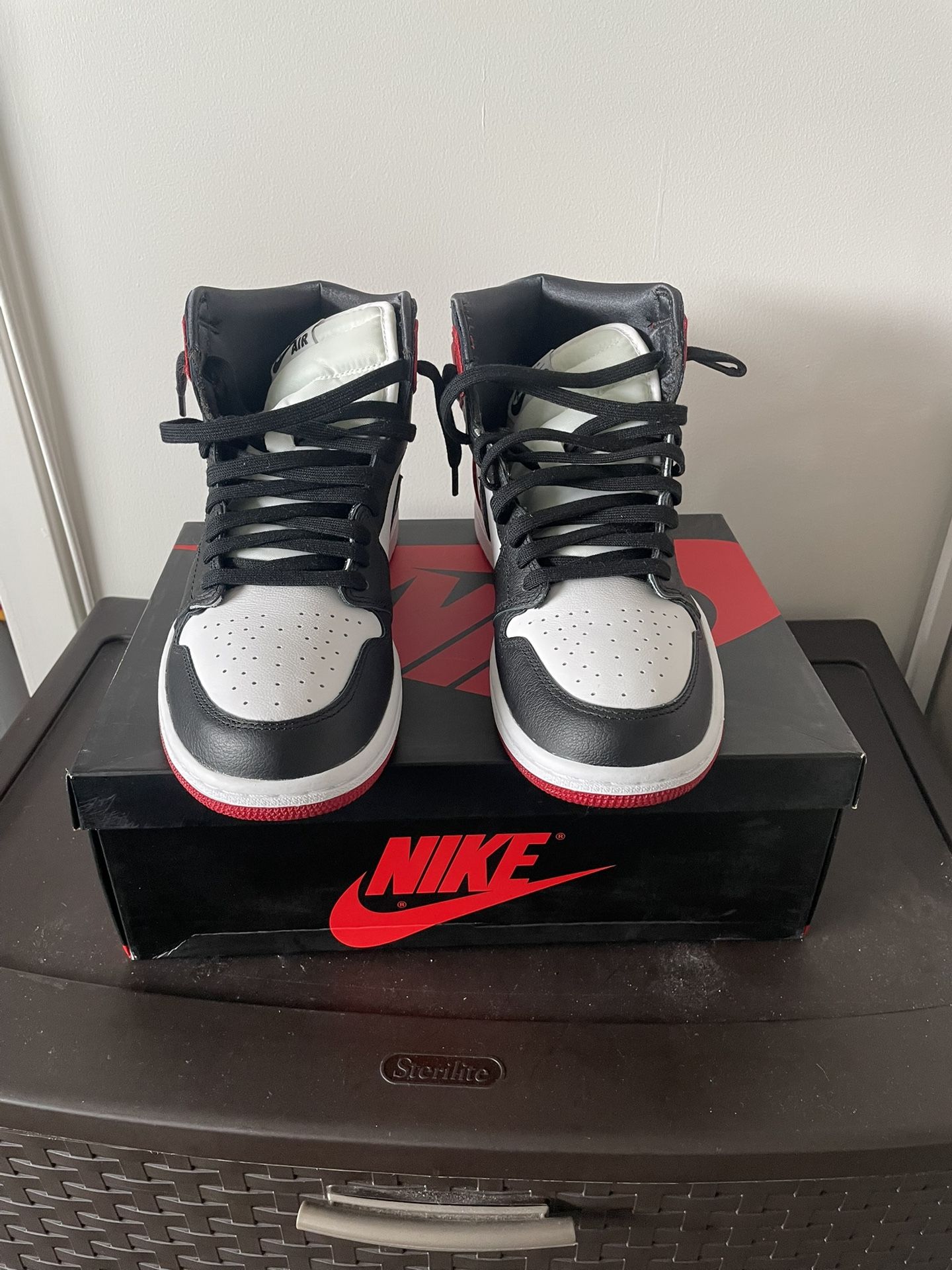 DS Jordan 1 Satin Black Toe Size 9.5W/8M $150