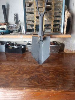 colemon fold uo shovel 2foot tall