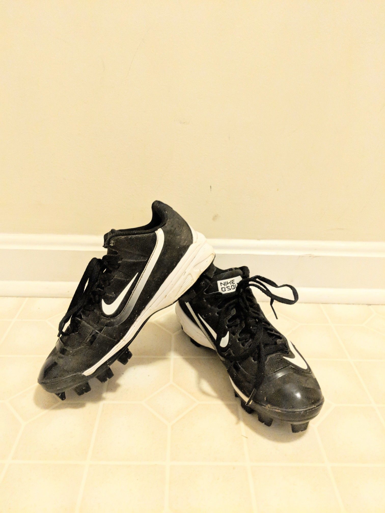 Nike size 4 Baseball Cleats