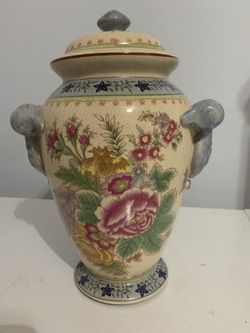🍀 Vintage Asian Style Floral Ceramic Lidded Vase with Handles 13 in. Tall/ 🍀Jarrón con tapa de cerámica floral de estilo asiático vintage con asas d