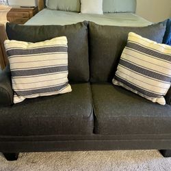 Living Spaces Love Seat With Decorative Color Pillows 