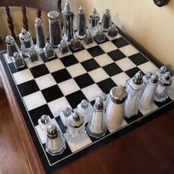 UNIQUE CHESS SET -THE SULTAN & PEPPAH VINTAGE SALT AND PEPPER SET SHAK -