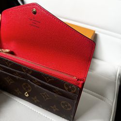 Discover Louis Vuitton Sarah Wallet: This envelope-style Sarah