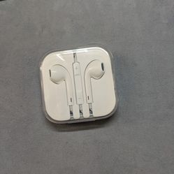 New Wired Apple Earbuds In Box