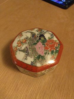 VINTAGE PORCELAIN JAPANESE OCTAGONAL TRINKET BOX